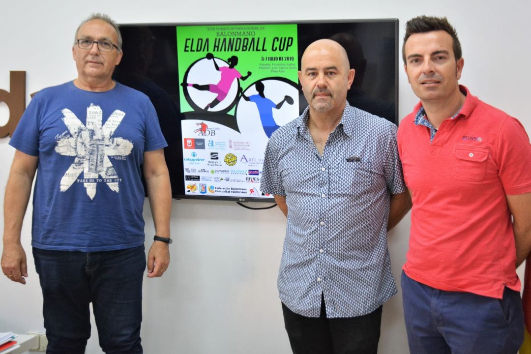 Representanres de la ADBELDA con el edil de Deportes, Fernando Gómez (D)