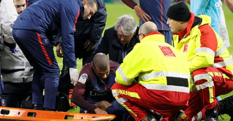 Kylian Mbappé, poco antes de ser retirado en camilla del partido ante el Lyon