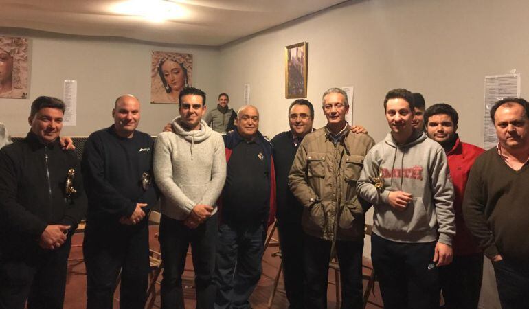 Foto de familia de la visita que tres miembros de la junta de gobierno de La Macarena hicieron este miércoles al local de ensayo de la Banda de la Centuria