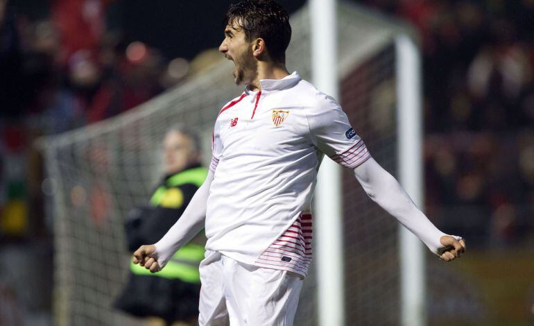 El delantero del Sevilla Juan Muñoz celebra el gol marcado, el segundo del equipo frente al Mirandés