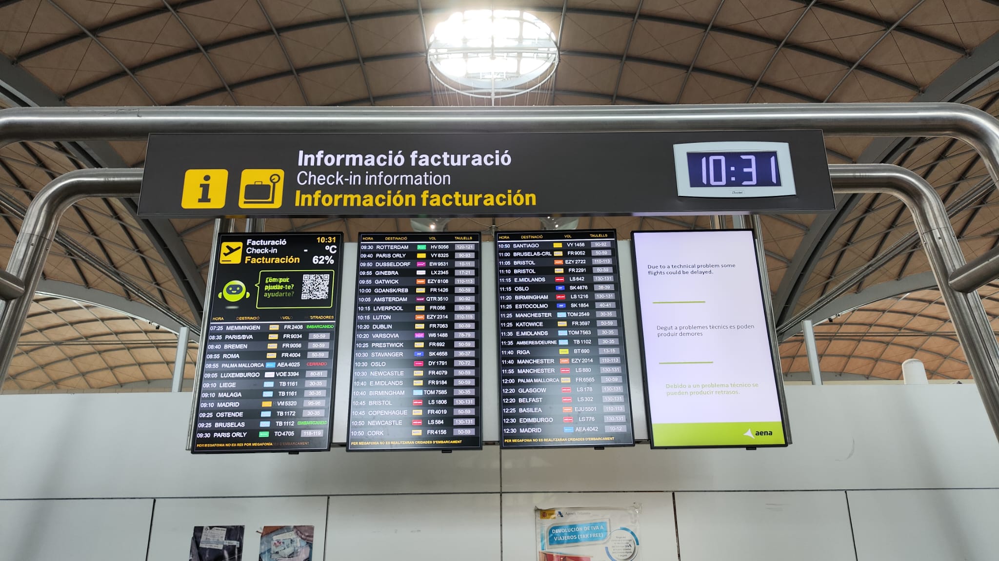 Panel de información de facturación del aeropuerto Alicante-Elche Miguel Hernández