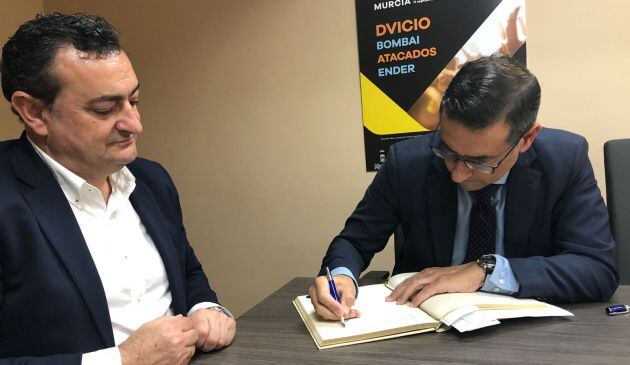 José Luján, acompañado del director reginal de la SER, Domingo Camacho, ha firmado en el libro de honor de Radio Murcia