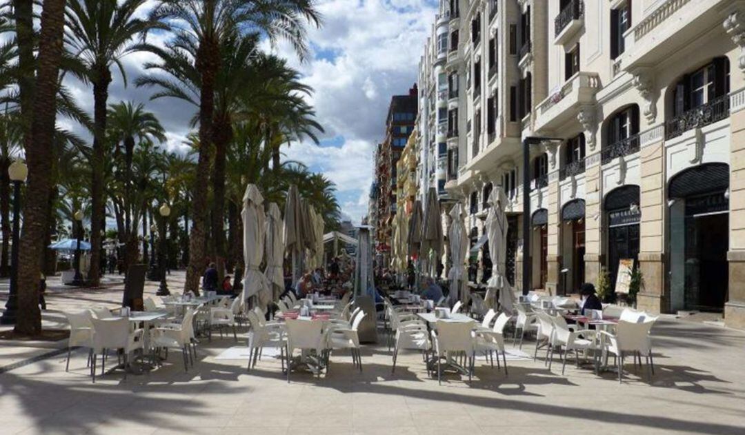 Veladores en el Paseo de la Explanada, que se reurbinazará en octubre.