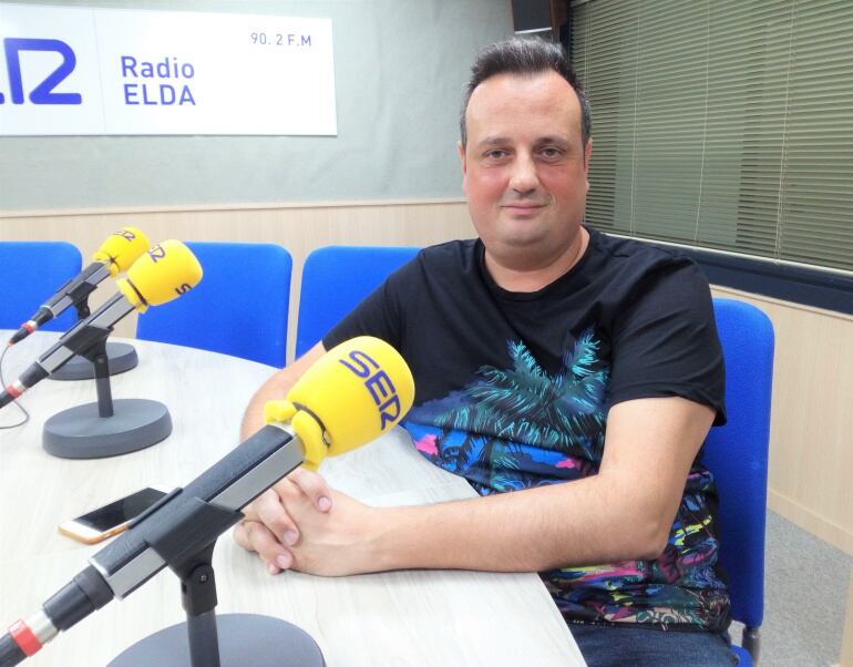 El artista fallero Joaquín Rubio en Radio Elda