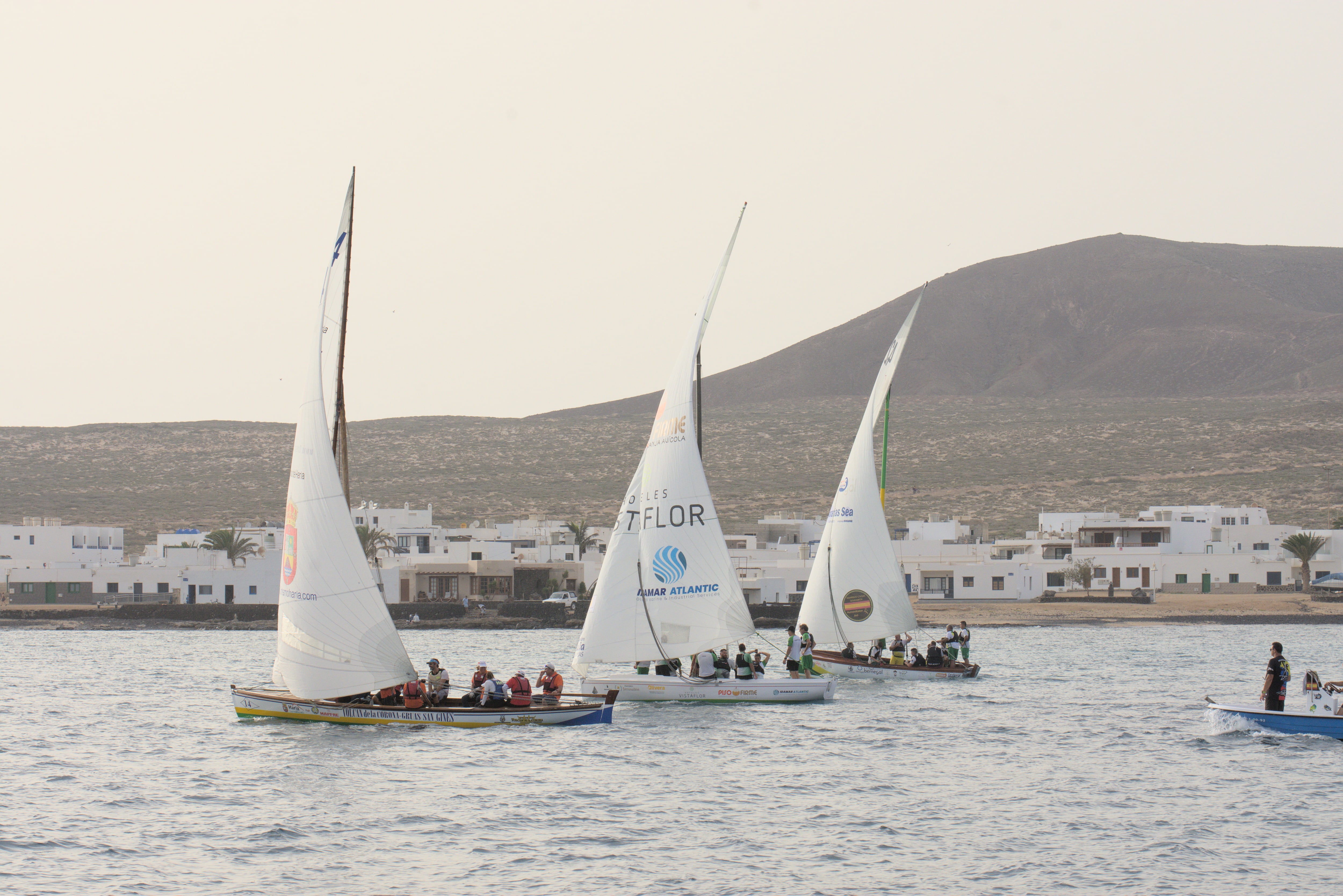 Una de las regatas del encuentro en La Graciosa.