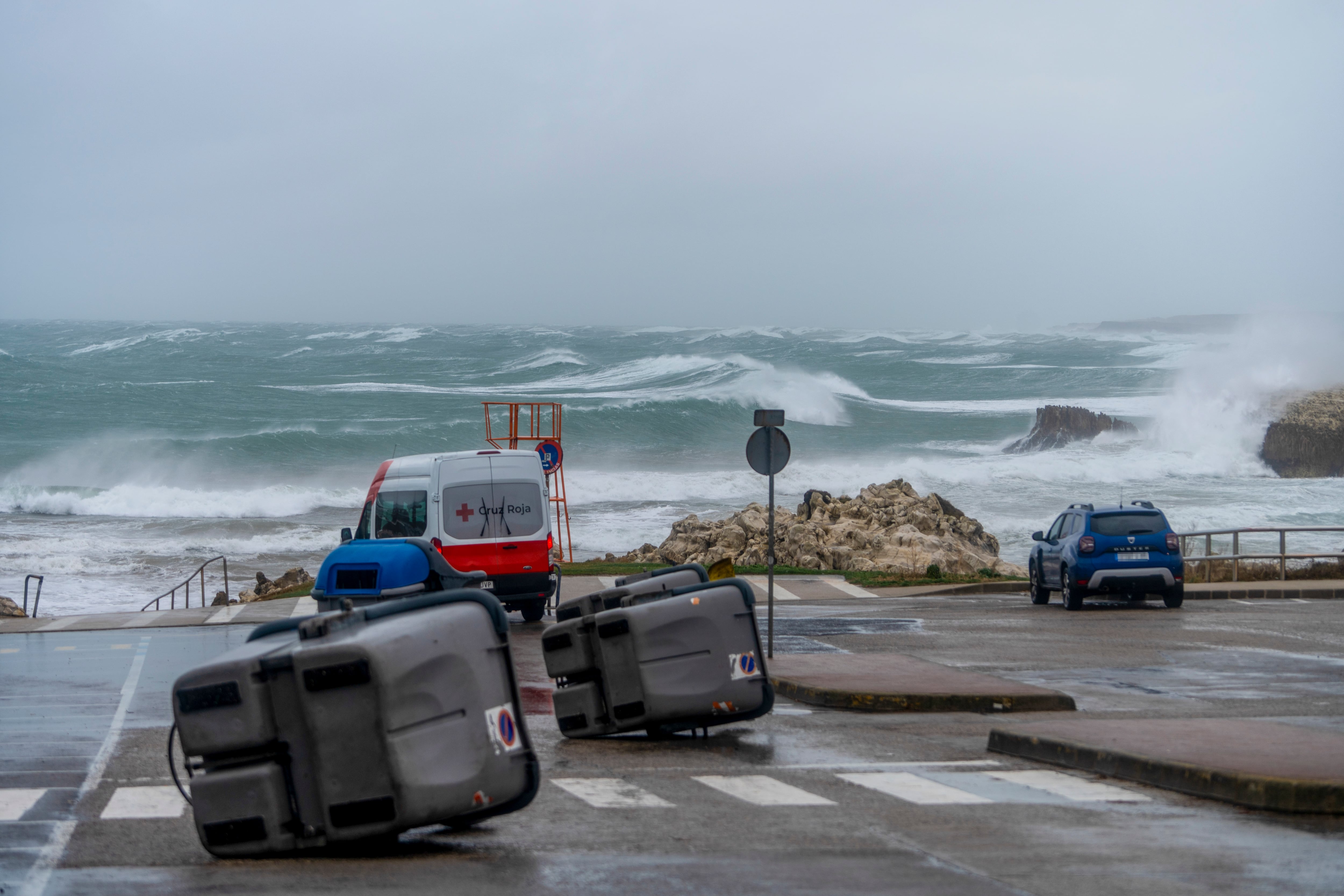 SANTANDER, 09/01/2026.- La borrasca profunda Goretti, formada con una ciclogénesis explosiva que azota a Europa, sacudirá hoy de nuevo a España, especialmente al extremo septentrional, con olas de hasta 8 metros en el Cantábrico, nevadas en cotas de 500 metros en montañas del norte además de lluvias y vientos fuertes, con rachas de hasta 110 kilómetros por hora en el litoral cántabro. EFE/ Román G. Aguilera
