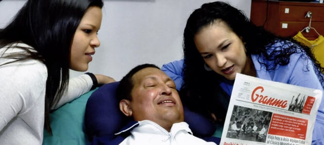 Hugo Chávez sonríe junto a sus hijas mientras sostiene el diario cubano &#039;Granma&#039; de la edición de este jueves