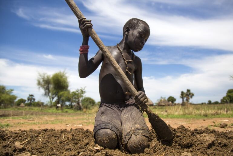 Un niño de 13 años cultiva la tierra en Sudán del Sur