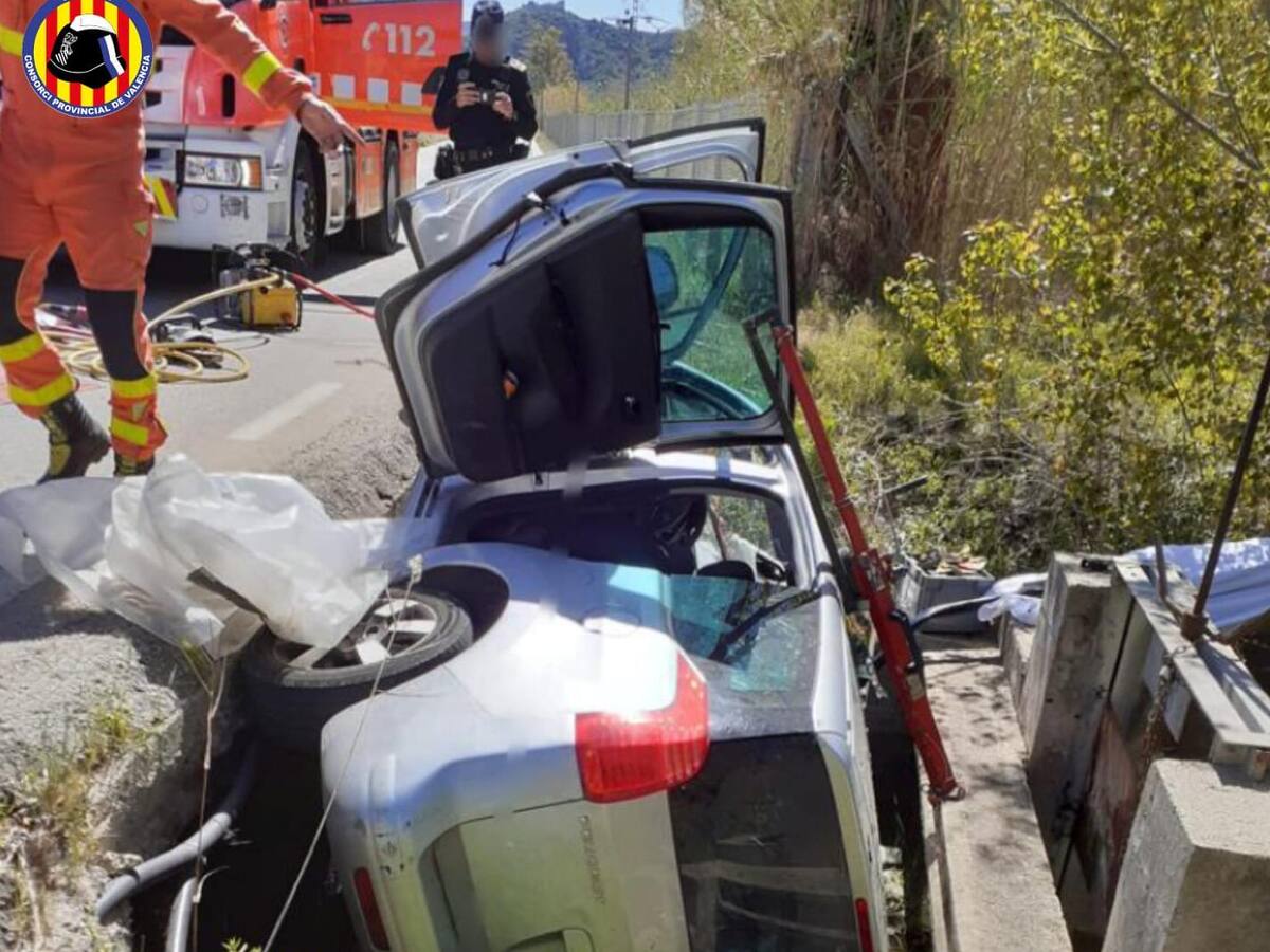 Una familia cae con su vehículo en una acequia de Gandia