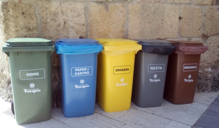 Una de les illes de contenidors instal3lada a la plaça del Rei. 