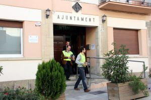 Moment en què els agents de la Guàrdia Civil han sortit amb documentació confiscada de l'Ajuntament d'Alpicat