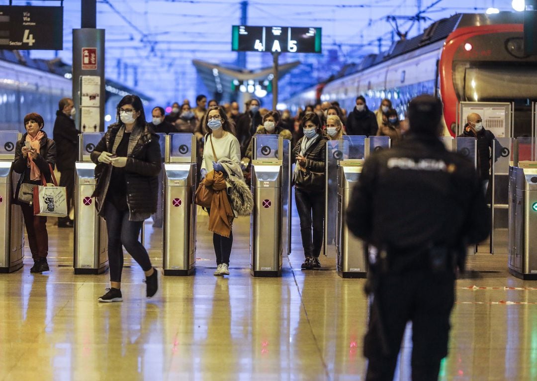 Trabajadores en la Estación del Norte de València durante el estado de alarma