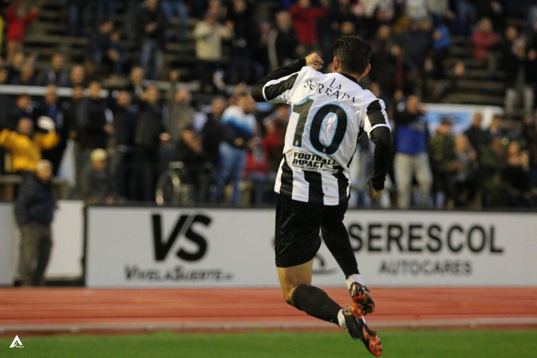 Pirulo celebra un gol.