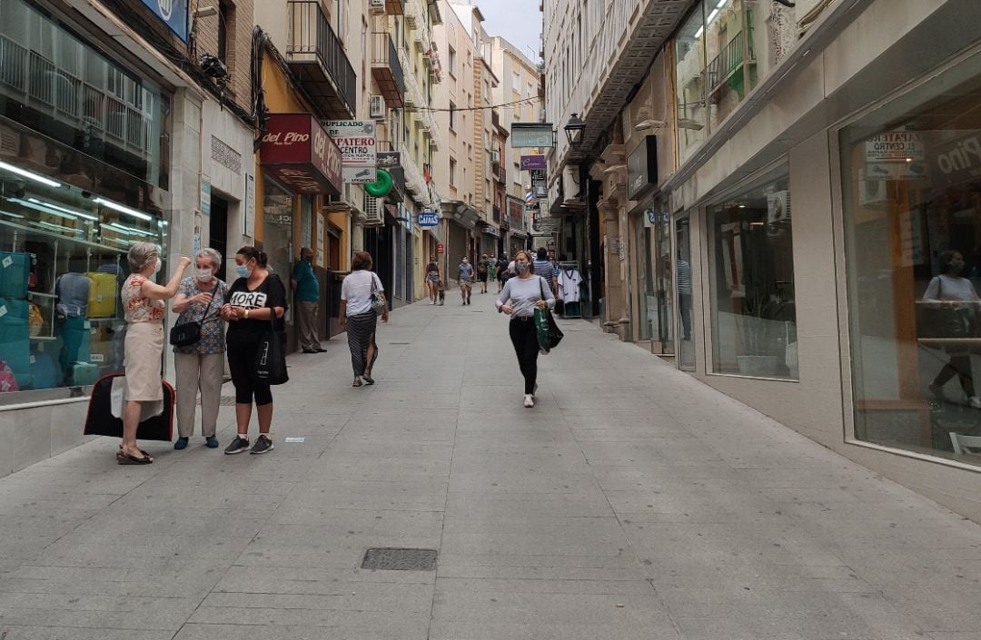 Varias personas caminan por la calle Espartería en la capital jienense.