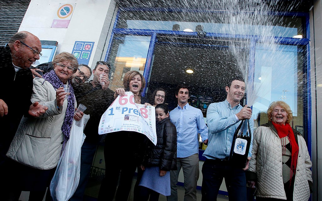 Celebración en una administración de Lotería en Valencia.