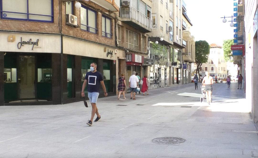 Gente por la calle en Elche
