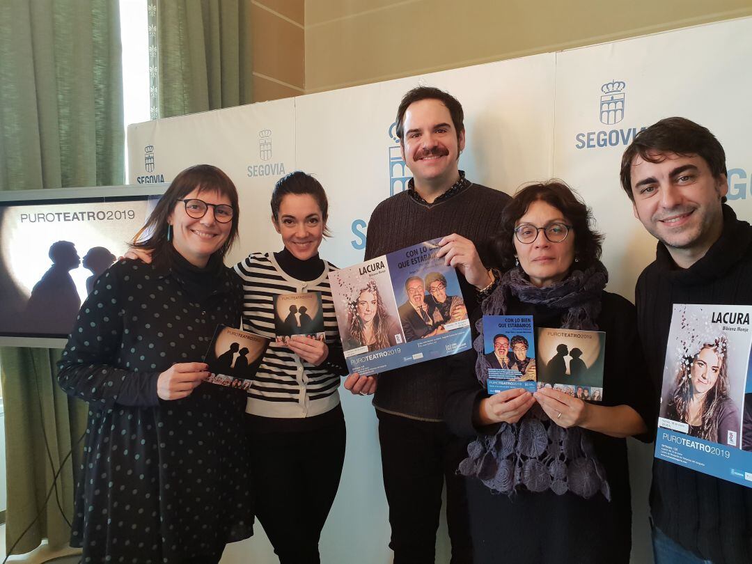 La concejala de cultura Marifé Santiago (2d) junto a la directora del ciclo Gina Aguiar (i), los actores Carmen Barrantes y Jorge Usón y el director de "Con lo bien que estábamos" José Troncoso (d)