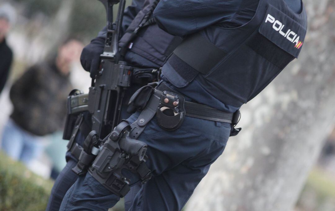 Dos agentes de la Policía Nacional en una calle de Madrid.