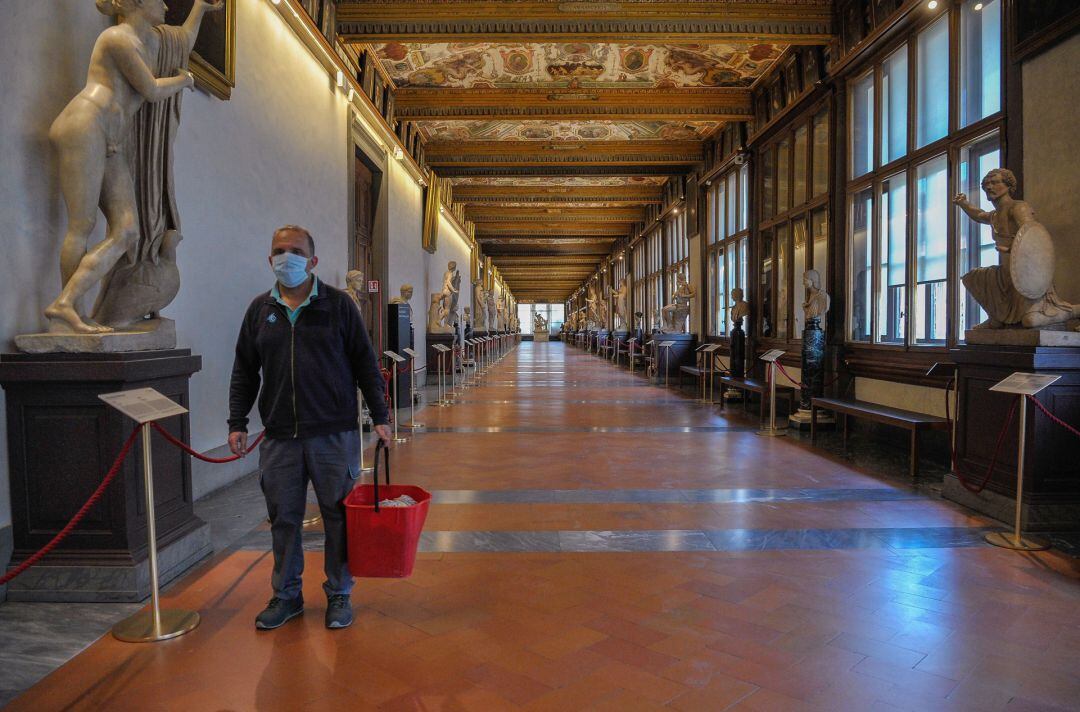 Un trabajador de la galería Uffizi en Florencia.