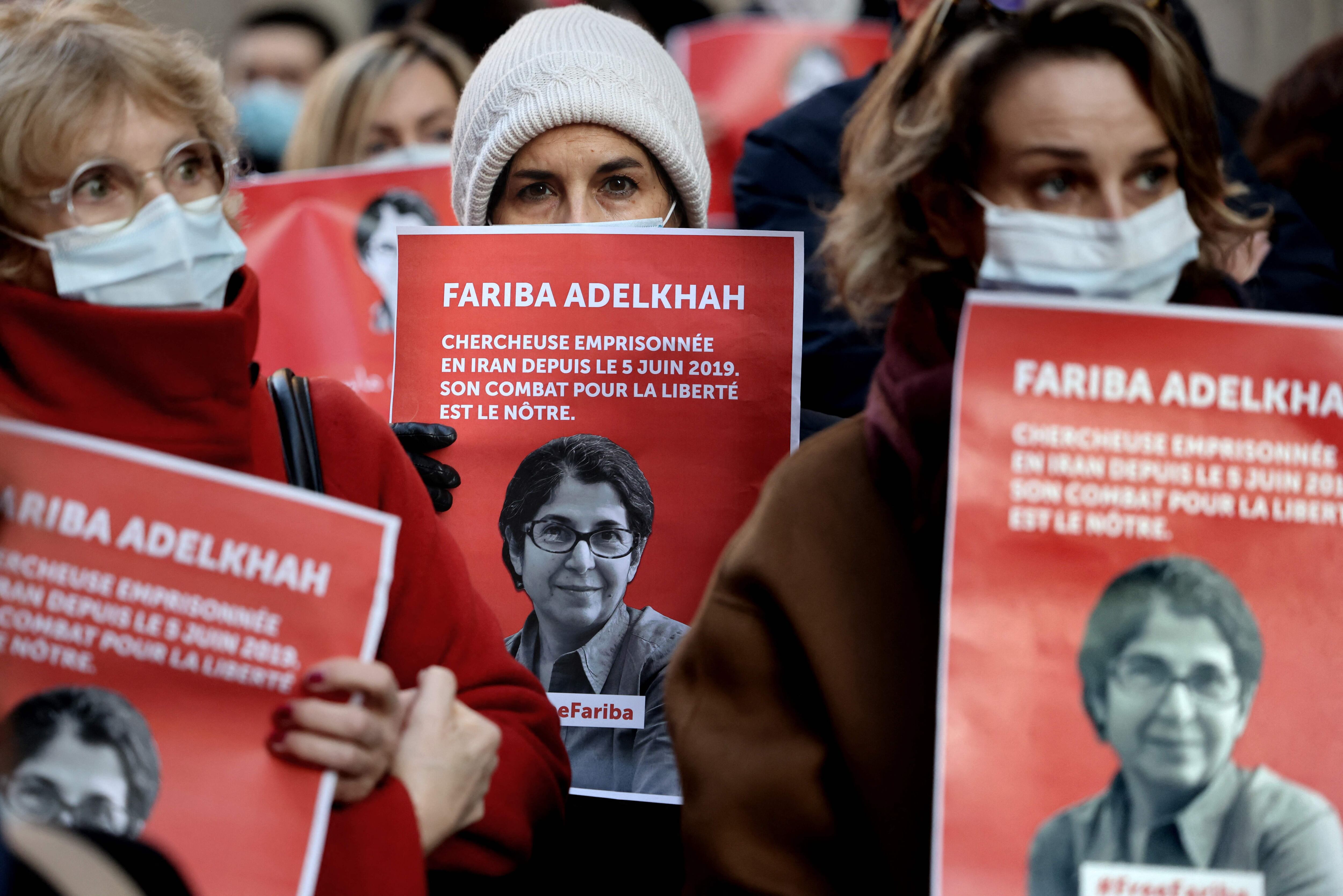 Ciudadanos portan carteles que reclaman la libertad de la académica franco-iraní Fariba Adelkhah, tras ser encarcelada por las autoridades de la República Islámica de Irán