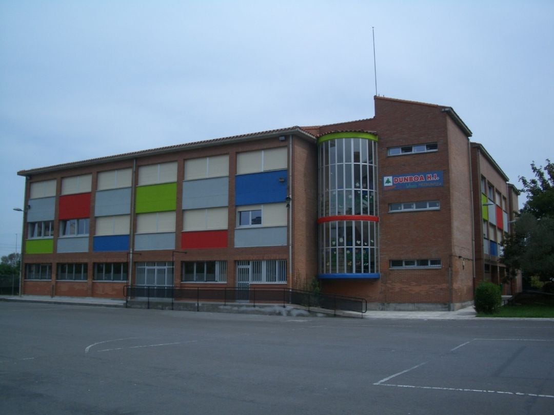 En el caso del colegio Dunboa se va a proceder a la adecuación en la pavimentación del patio. 