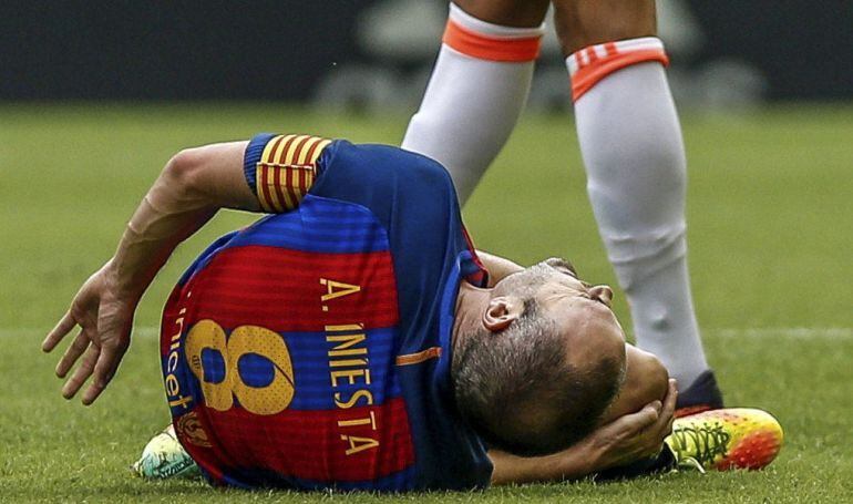 Iniesta se duele en el suelo tras el choque con Enzo Pérez