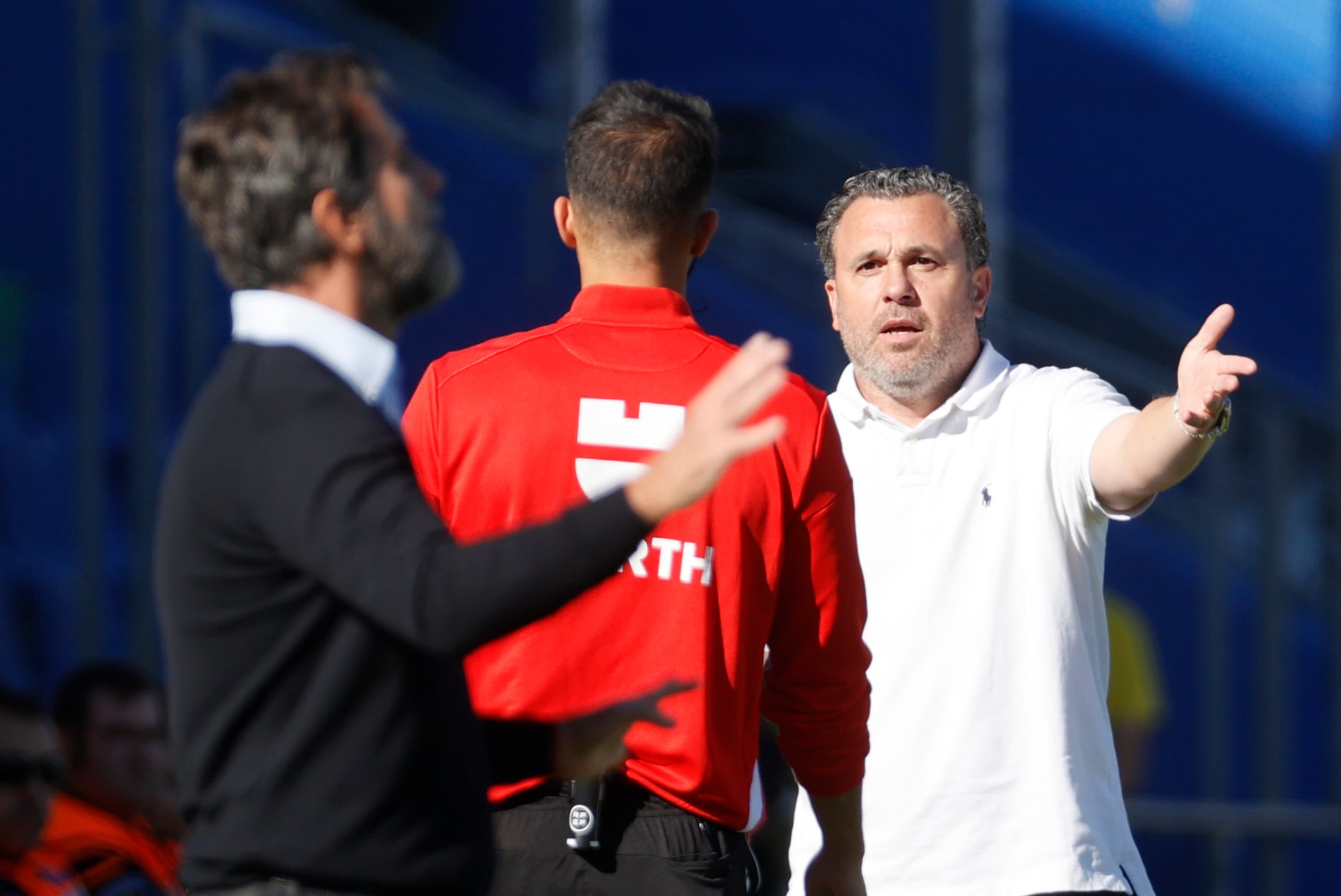 GETAFE (MADRID), 05/11/2022.- El entrenador del Cádiz FC, Sergio González (d) discute con el cuarto árbitro durante el partido correspondiente a la decimotercera jornada de LaLiga entre el Getafe FC y el Cádiz FC disputado este sábado en el Coliseum Alfonso Pérez de Getafe. EFE/ Mariscal
