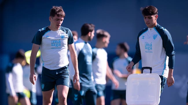 Jokin Gabilondo, junto a Izan Merino, en un descanso del entrenamiento del Málaga