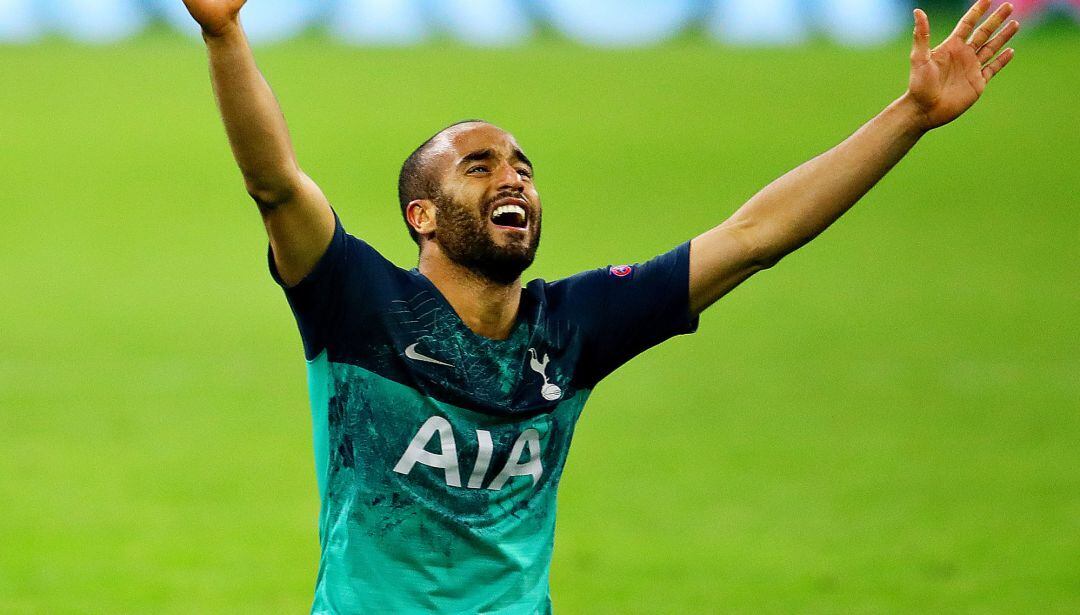 Lucas Moura celebra al finalizar el partido. 