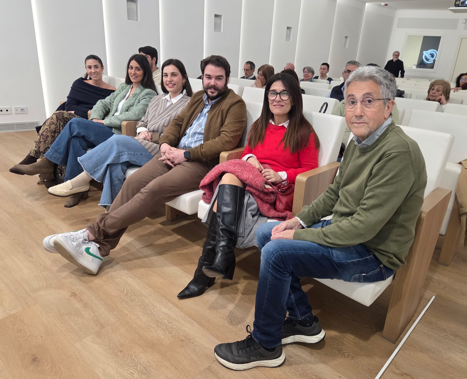 Todos los participantes en el acto antes de iniciarse en la sede de Fundación Mutua Levante