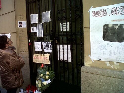 Portal de l'edifici on vivien les víctimes