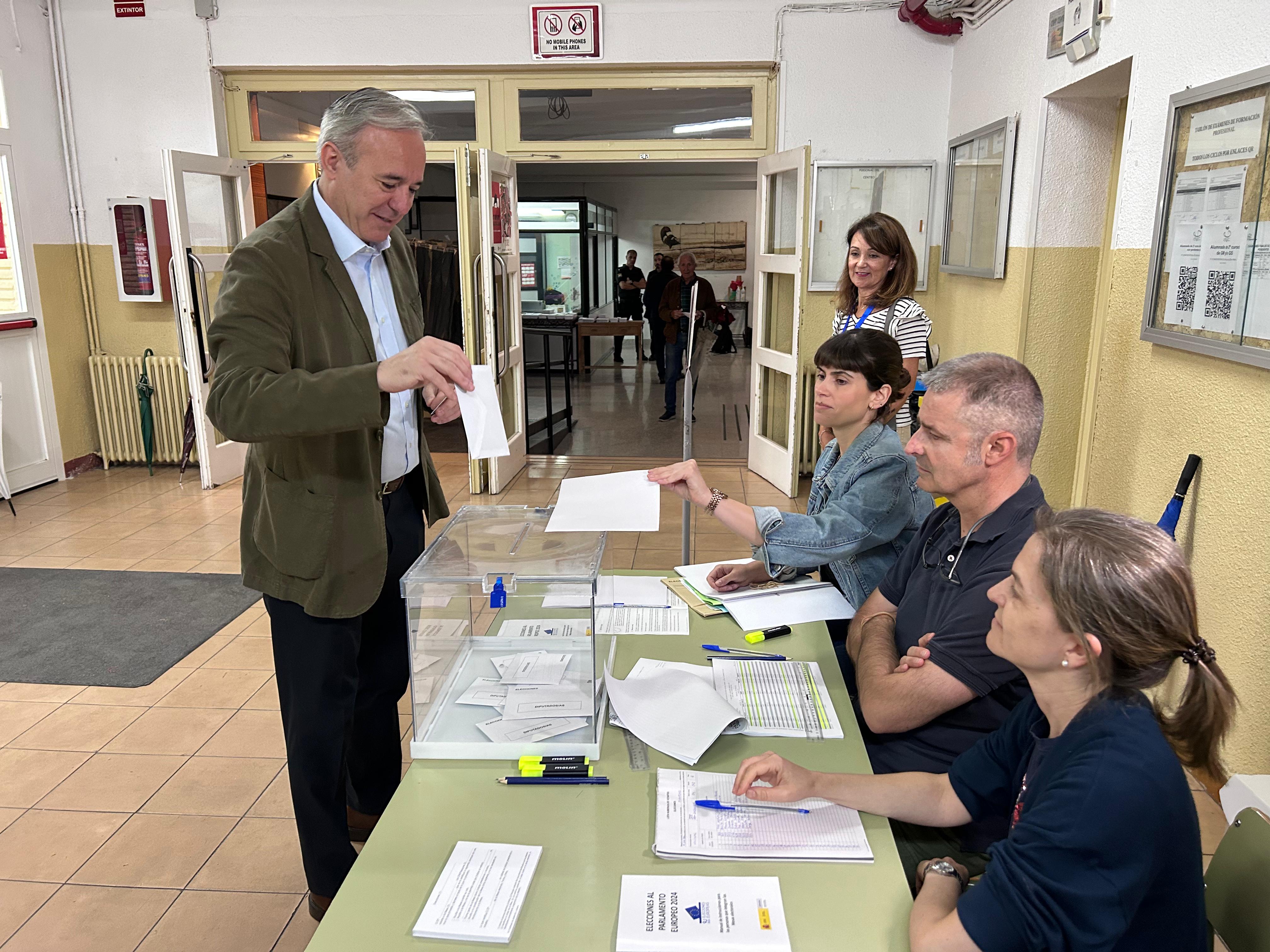 El presidente de Aragón, Jorge Azcón, vota en el IES Virgen del Pilar