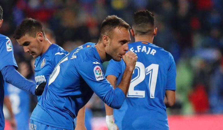 El defensa del Getafe Juan Cala (c) celebra tras marcar ante el Málaga, durante el partido que cerraba la primera vuelta de Liga en Primera División.