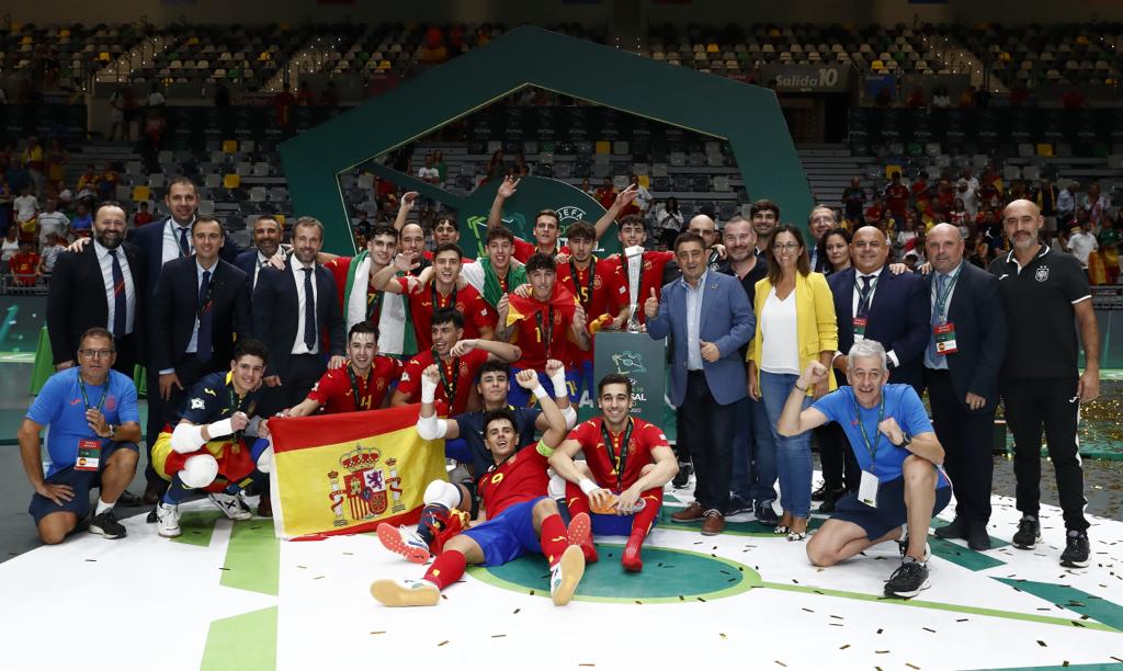 Autoridades provinciales y locales festejan con los jugadores de la selección española la consecución del campeonato.