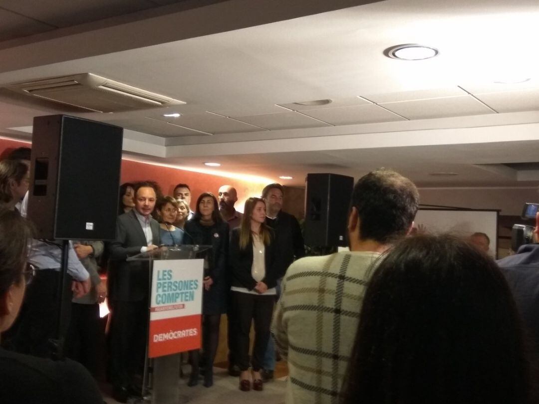 El guanyador de les eleccions generals, Xavier Espot, amb els candidats demòcrates a la seu del partit en finalitzar l&#039;escrutini.