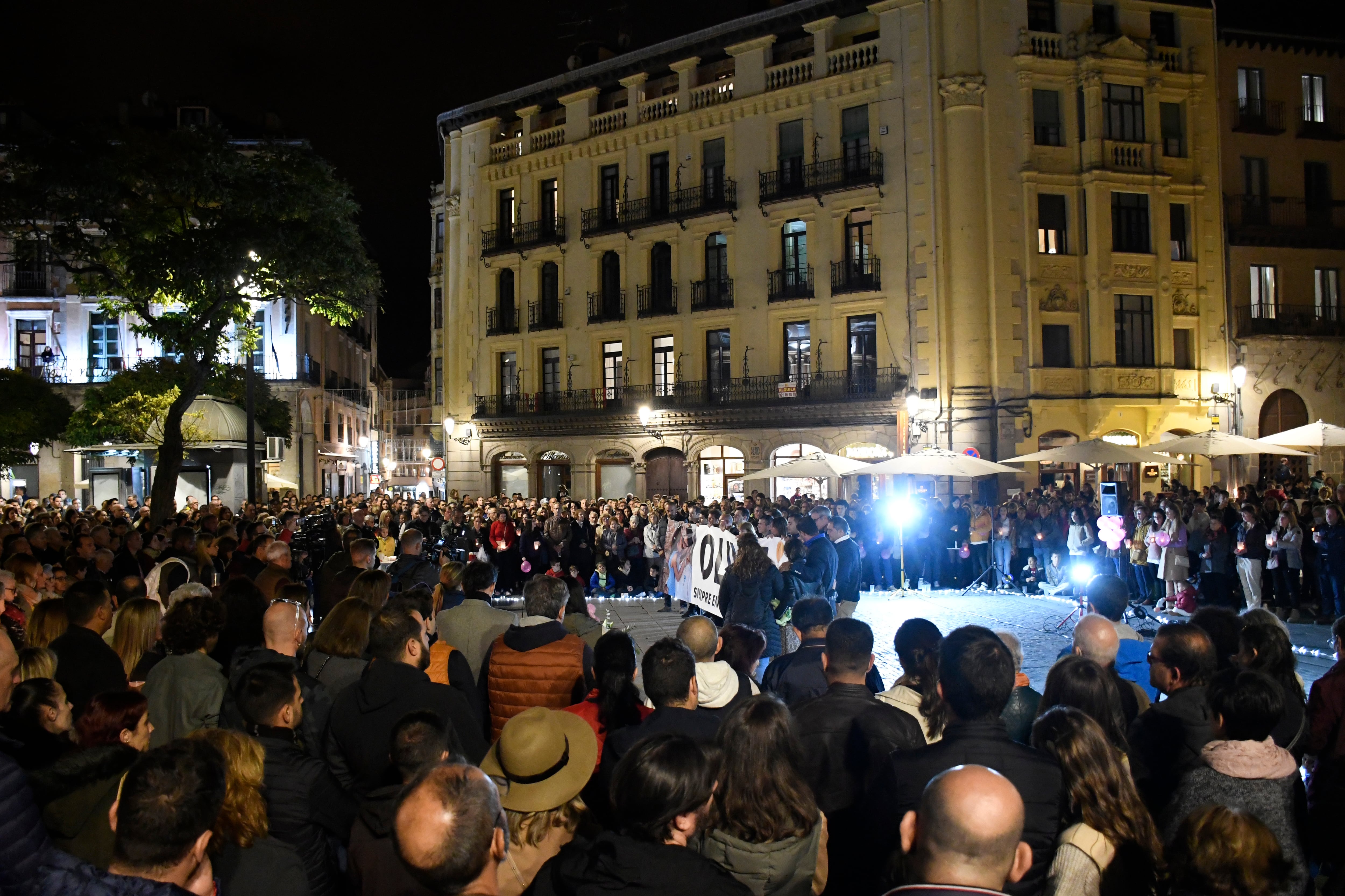 SEGOVIA, 01/11/2022.- Concentración en la Plaza Mayor de Segovia, convocada este martes por la Asociación de Custodia Compartida, en recuerdo de la niña Olivia, de seis años, que fue encontrada muerta el pasado domingo en el piso de Gijón donde residía con su madre, que ha sido detenida. La localidad de Torrecaballeros (Segovia) se ha volcado hoy en el funeral y posterior entierro de la niña Olivia, que ha causado una honda conmoción tanto en este municipio de 1.400 habitantes como en Segovia en general. EFE/ Pablo Martín
