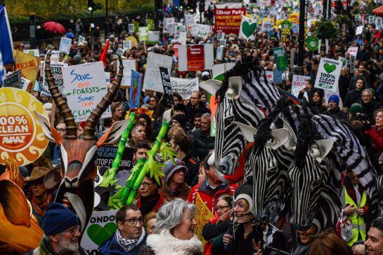 Miles de activistas se manifiestan en Londres contra el cambio climático.