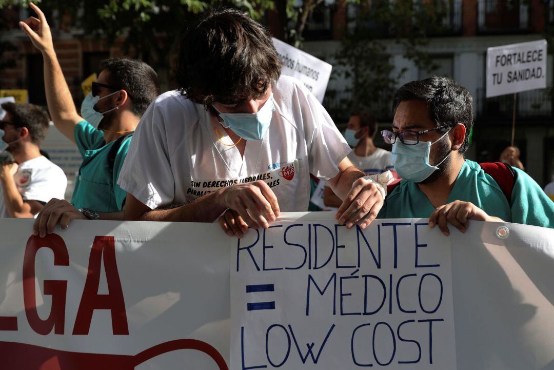  Los médicos internos residentes (MIR) de Madrid, en huelga desde el 13 de julio contra la &quot;explotación&quot; y por un convenio &quot;digno&quot;, durante la marcha celebrada este lunes desde la calle Sagasta hasta la Puerta del Sol