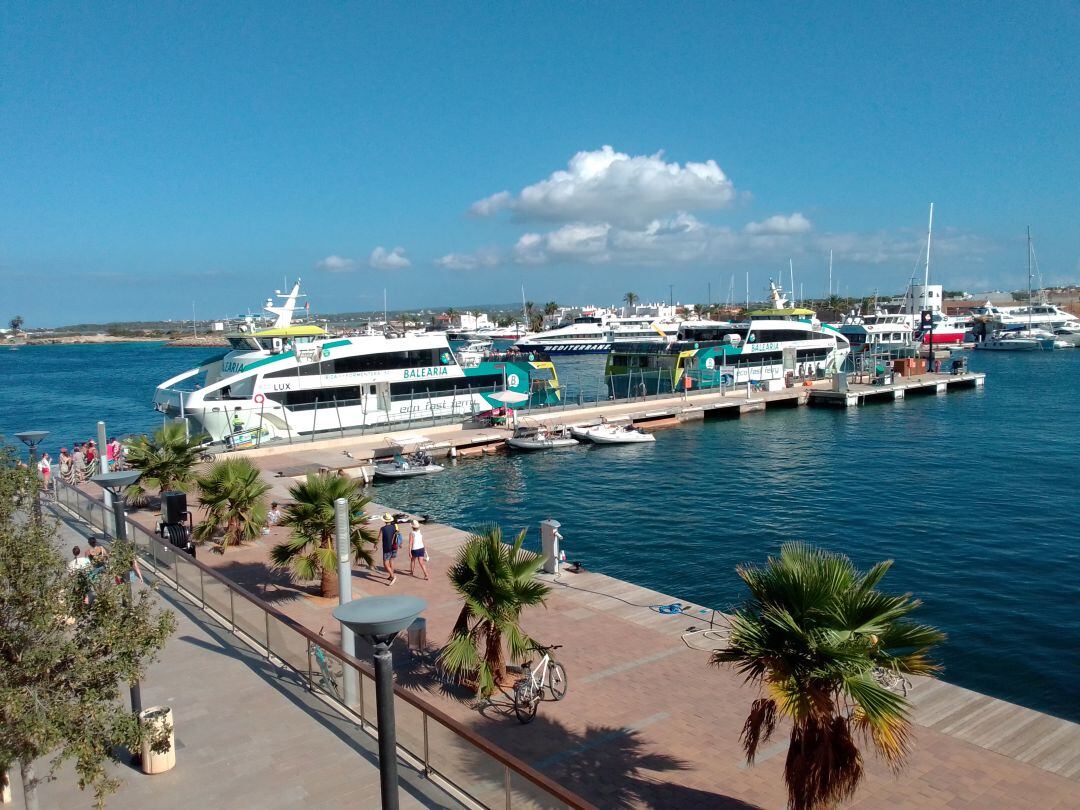 Buques de las navieras en el puerto de la Savina