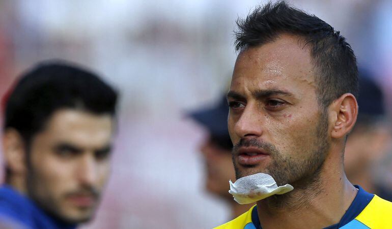 GRA227 SEVILLA, 09/11/2014.- Beto, portero del Sevilla, vendado tras una jugada ante el Levante, durante el partido de Liga que estos dos equipos juegan hoy en el estadio Sánchez Pizjuán de la capital andaluza. EFE/Julio Muñoz