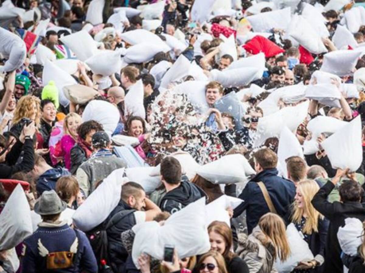 Una guerra de almohadas con 9.000 participantes