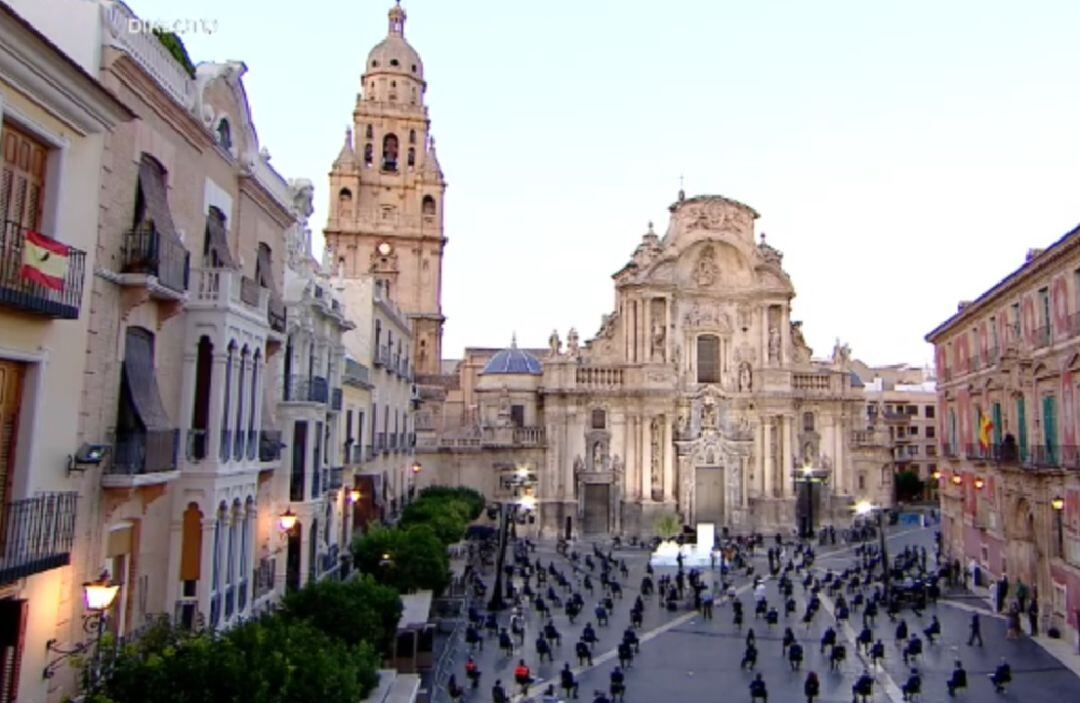 Acto de homenaje a las vivctimas del coronavirus en la plaza del Cadenal Belluga