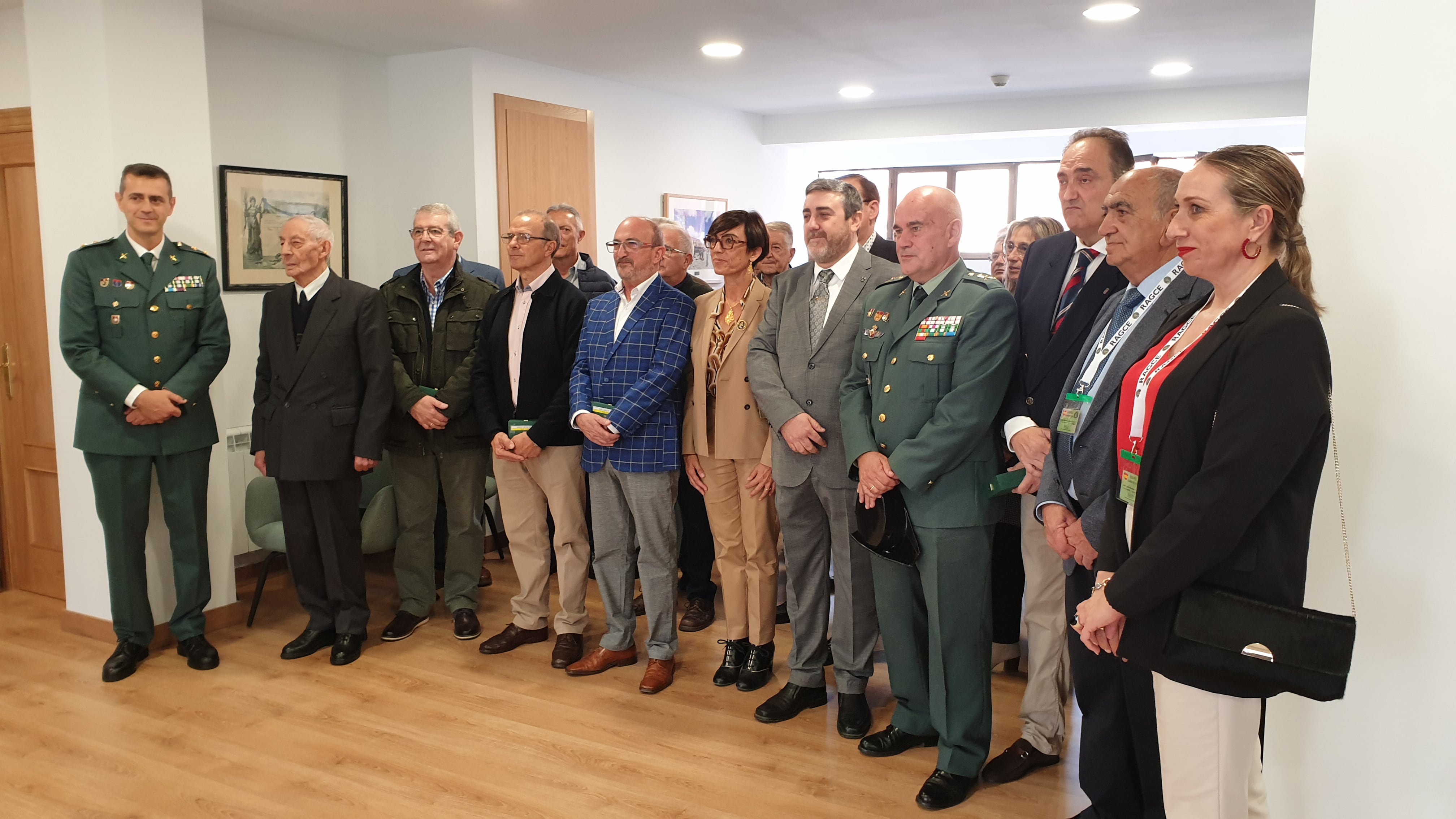 La Directora General de la Guardia Civil, María Gámez, posa junto a los veteranos retirados en 2021
