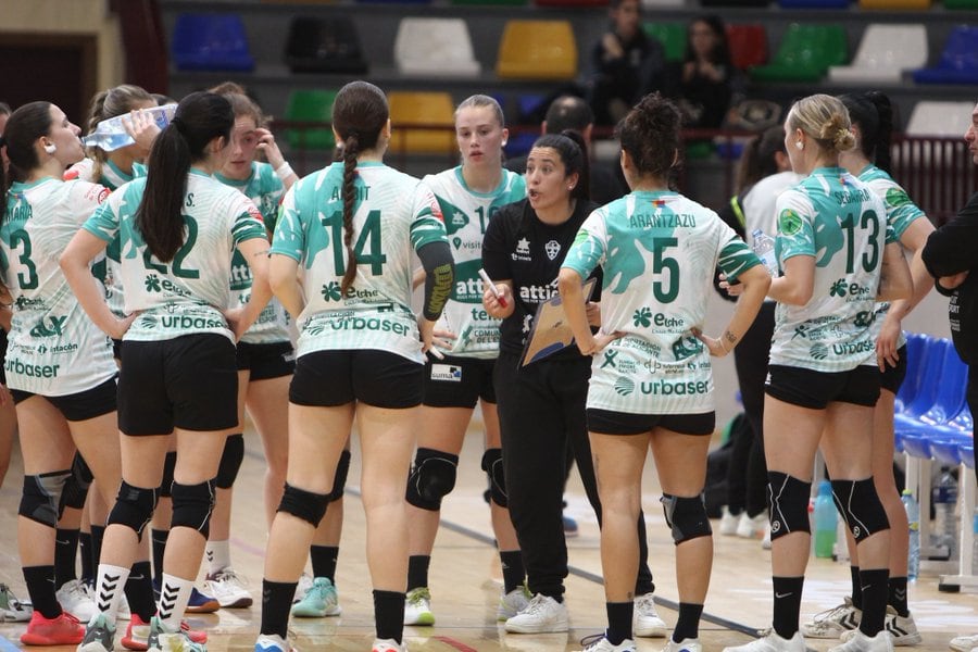 Nuria Andréu charla con las jugadoras del filial del Elche Atticgo durante un partido