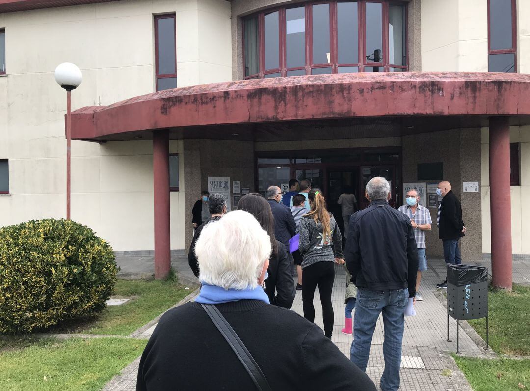 Colas para acceder al centro de salud de A Guarda. 