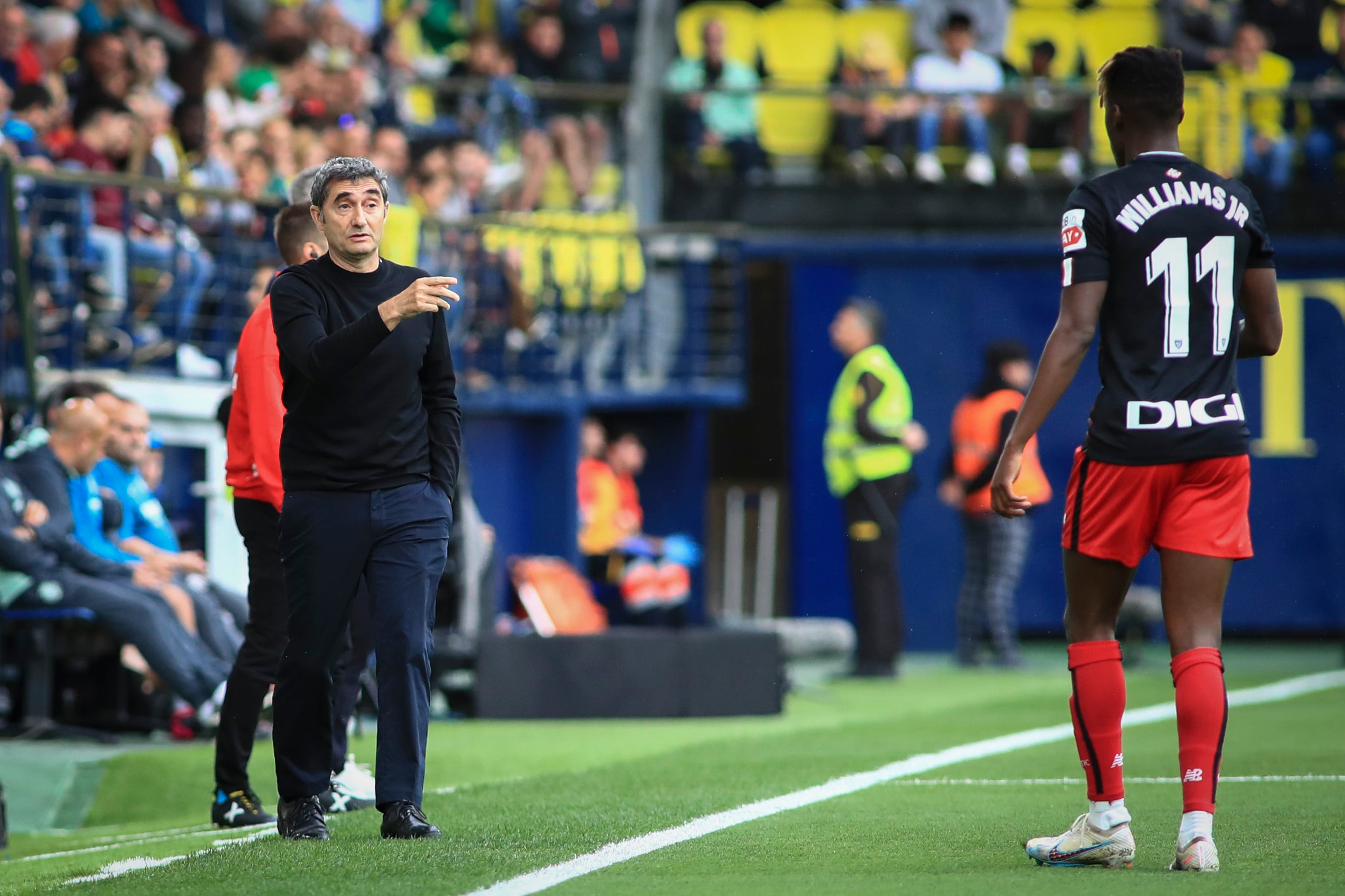 GRAF9310. VILLARREAL (CASTELLÓN), 13/05/2023.- El técnico del Athletic Club Ernesto Valverde (i) da instrucciones a su atacante ghanés Iñaki Williams (d) durante el partido correspondiente a la jornada 34 de LaLiga Santander que disputan Villarreal y Athletic Club este sábado en el estadio de la Cerámica (Villarreal). EFE/ Domenech Castelló
