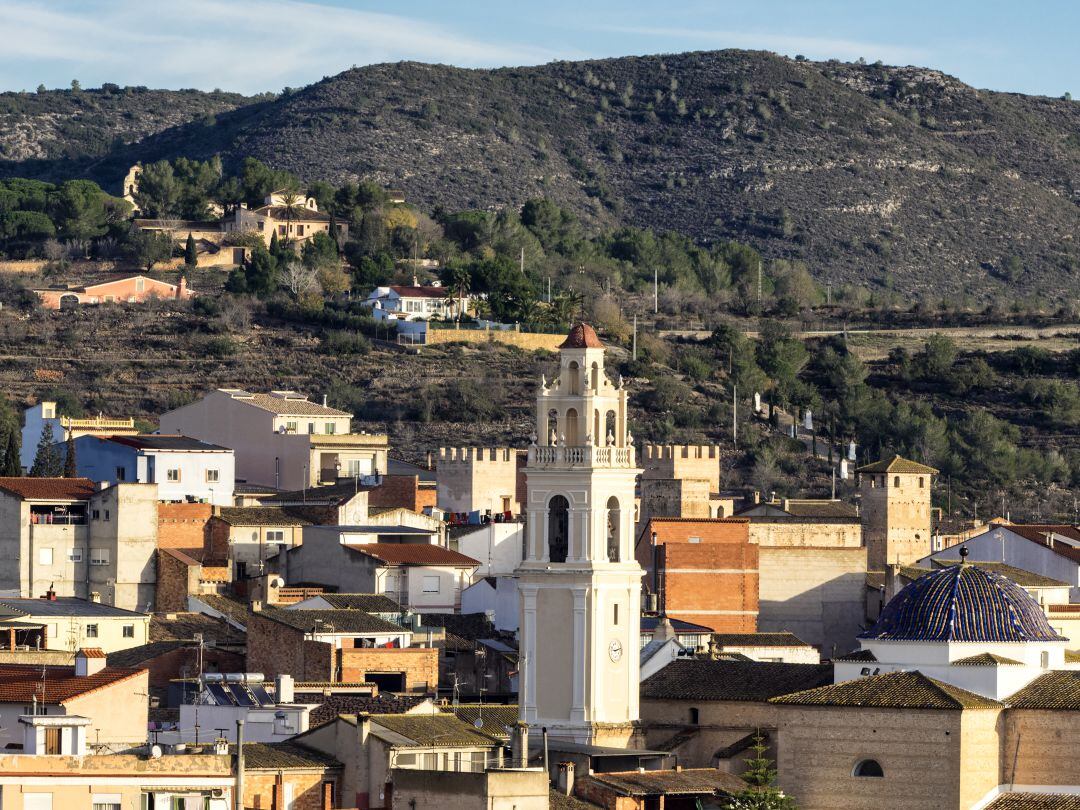 Fotografia del municipi de Llutxent amb la serra al fons