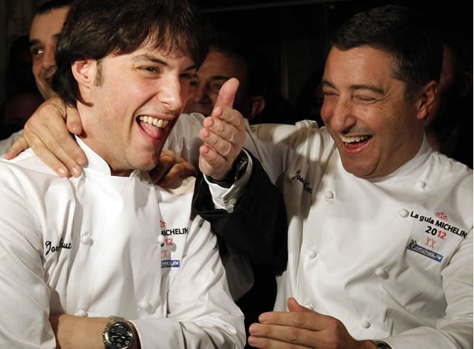 El cocinero Jordi Cruz, de Ábac de Barcelona, es felicitado por Joan Roca, del restaurante El Celler de Can Roca