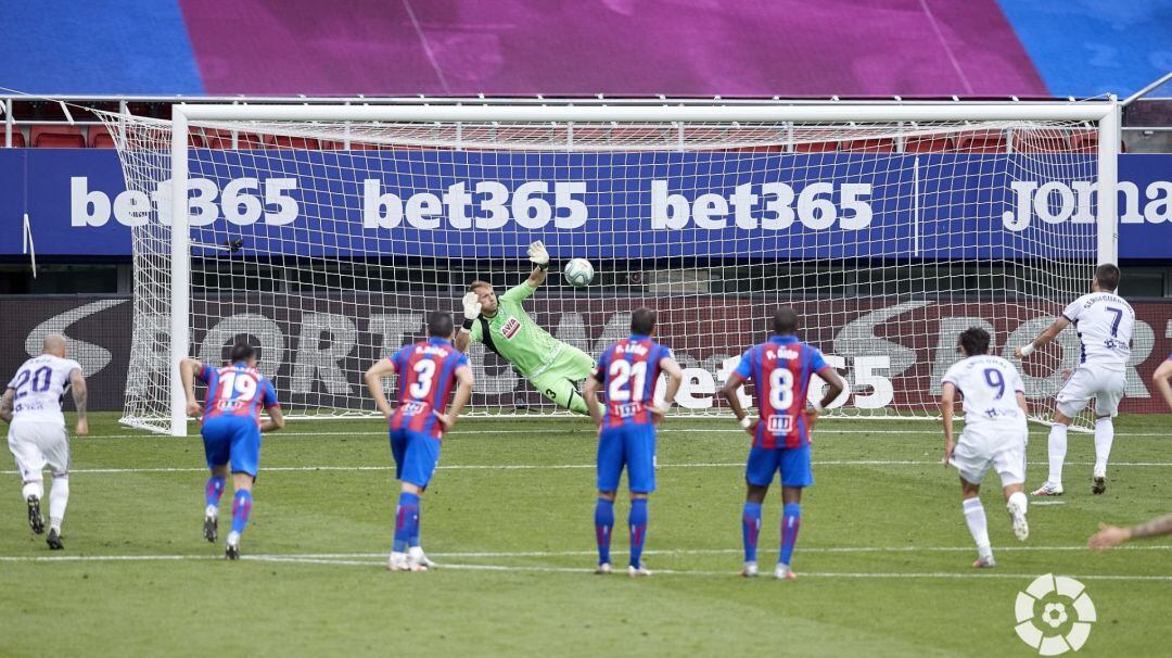 Guardiola falló el penalti pero acertó con el rechace