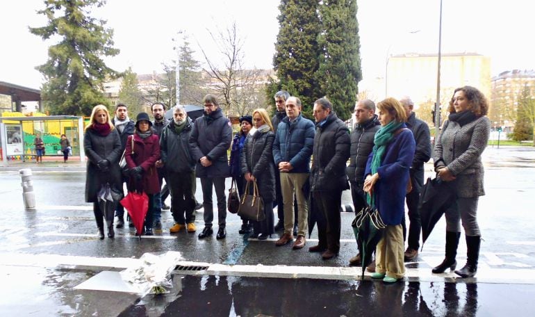 Ofrenda floral en homenaje a Sergio Borrajo Palacín con el alcalde de Vitoria, Gorka Urtaran (en el centro) y miembros de todas las formaciones políticas en el Ayuntamiento